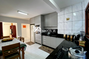 Prédio com 03 apartamentos e 03 salas comerciais a venda